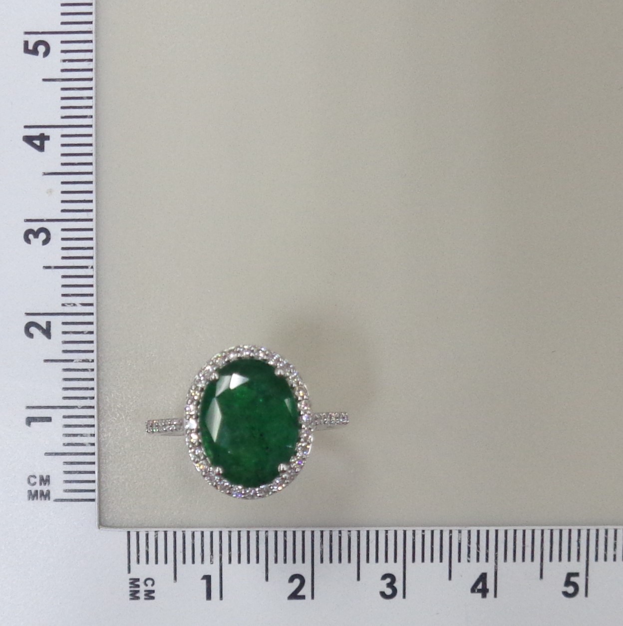 Кольцо из белого золота с изумрудом